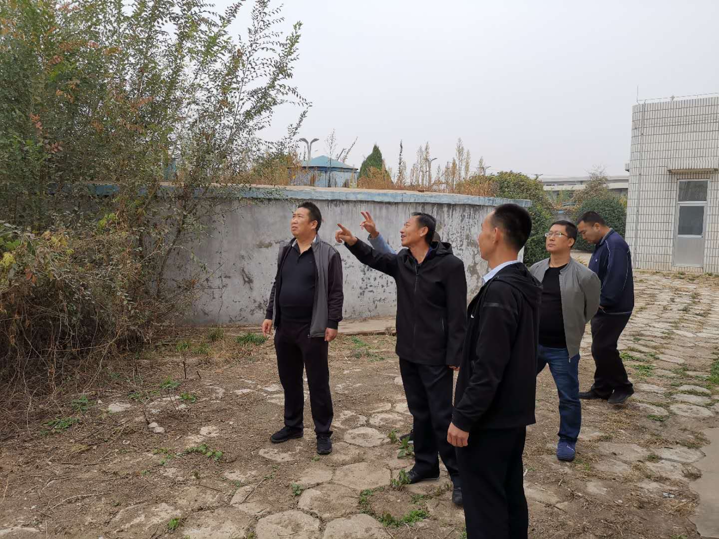 公司總經(jīng)理王建人在供水、污水生產(chǎn)一線開展風(fēng)險(xiǎn)隱患排查 (1).jpg