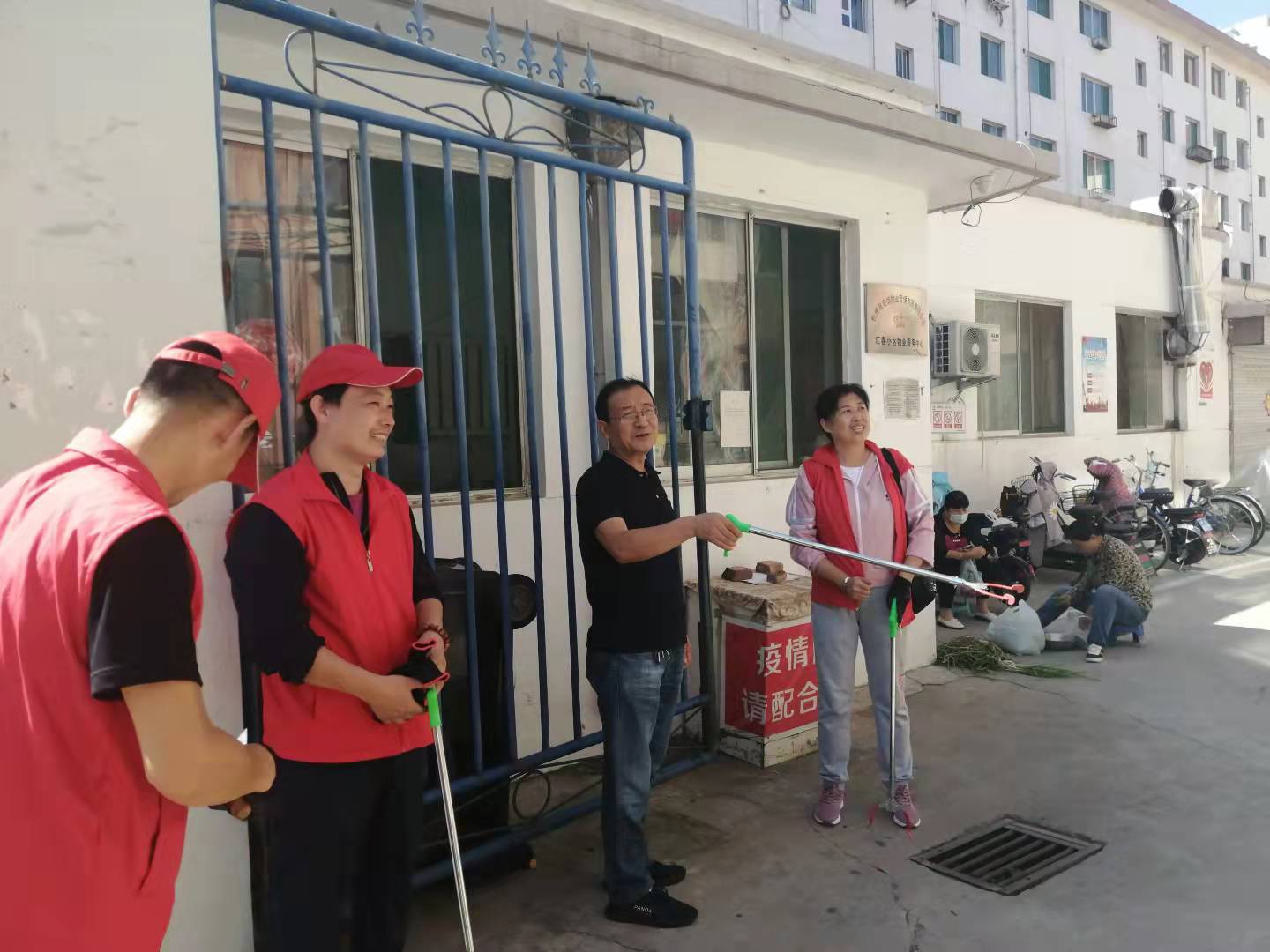 01-9月9日黨委委員、財務總監(jiān)辛建人在匯春小區(qū)檢查指導志愿者服務.jpg